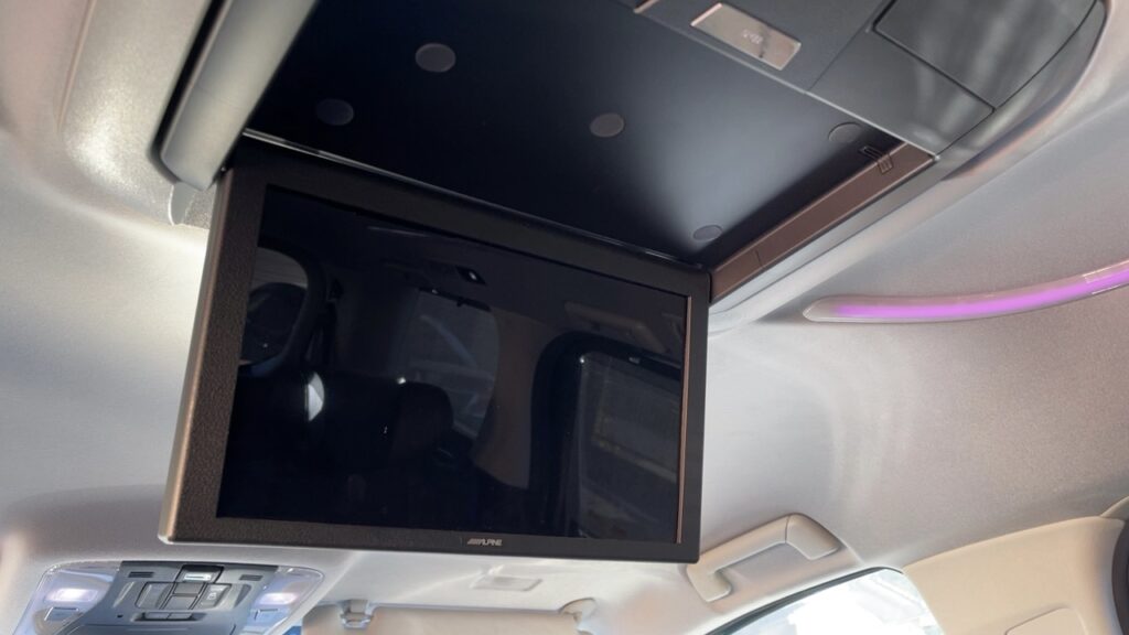 アルパインの大型リアモニター。<br />
車内もキレイに清掃してお渡しできます。